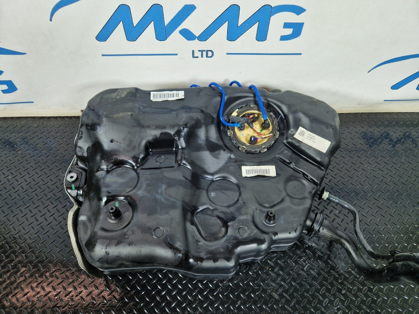 16-19 AUDI A4 AVANT B9 S-LINE DIESEL FUEL TANK WITH PUMP 8W0201021CG