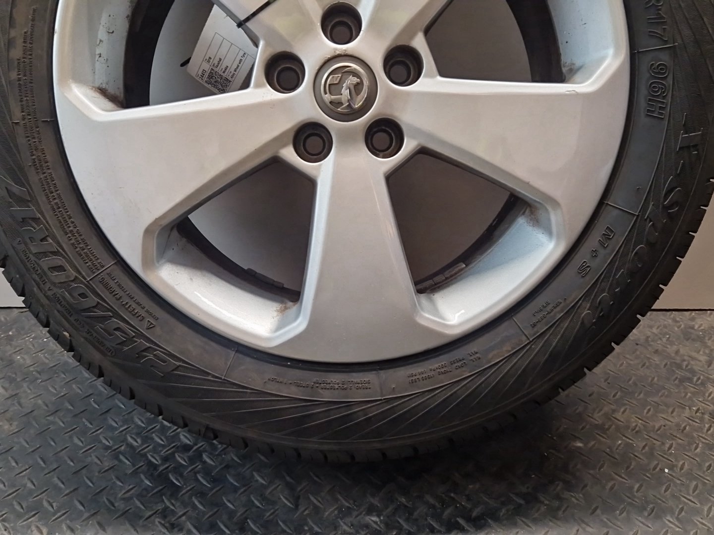 Vauxhall Mokka MK1 (G1U0) 17" Alloy Wheel with Tyre 215/60/17 ~7mm