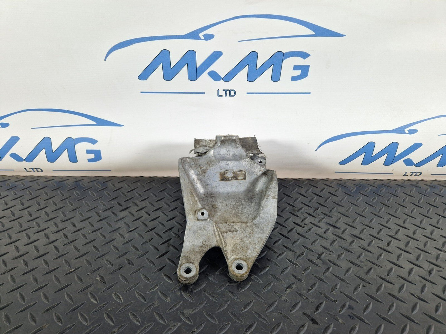 16-19 AUDI A4 AVANT B9 GENUINE RIGHT ENGINE MOUNT BRACKET 8W0199308H