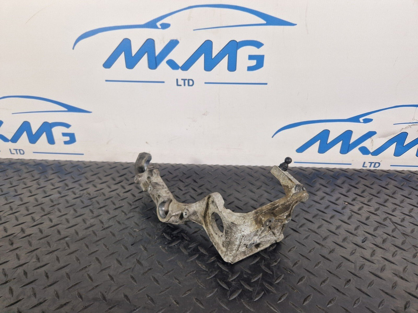 14-21 MERCEDES BENZ C300h W205 AIR FILTER BOX MOUNT A6510940427