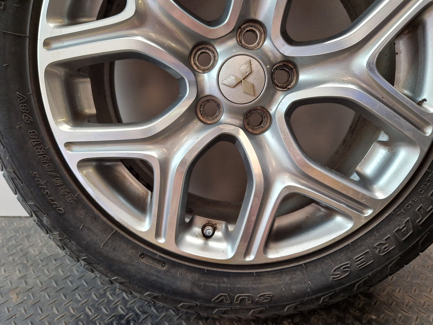 Mitsubishi Outlander MK3 (RE1) (GG2W) 18" Alloy Wheel with Tyre 225/55/18 ~6mm