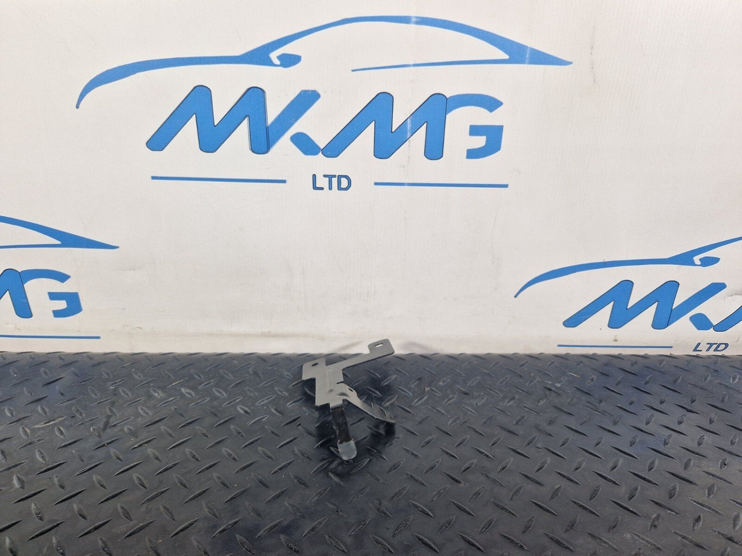 19-ON MERCEDES BENZ CLA C118 GENUINE EXTERIOR BRACKET A2475011000