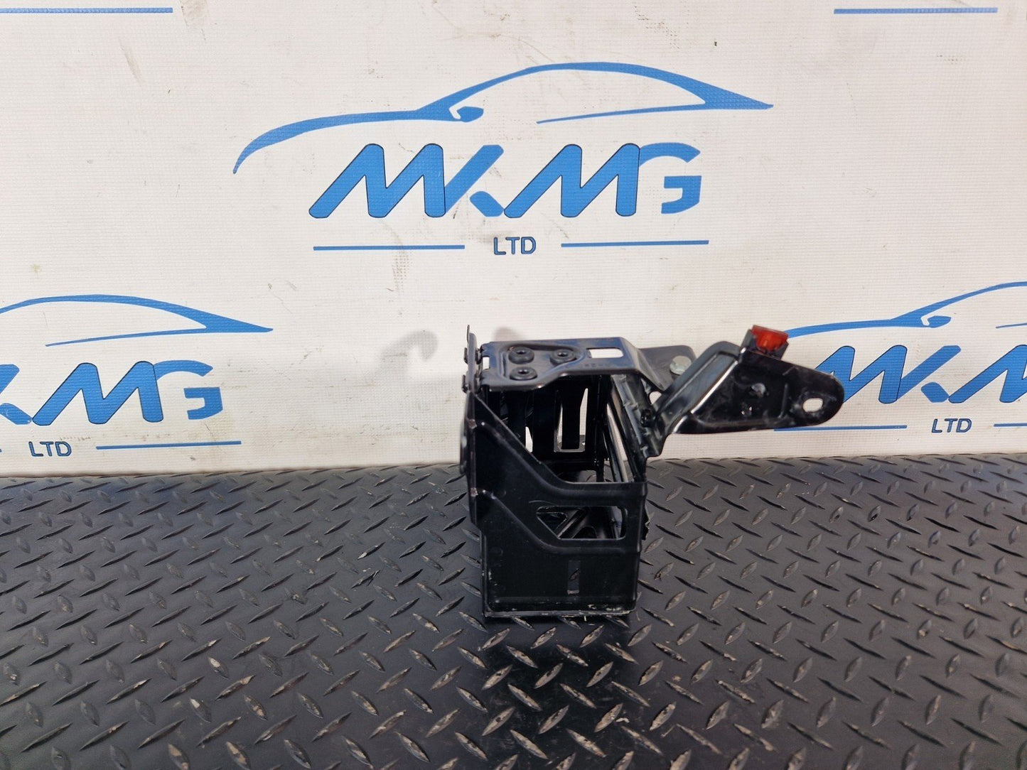 16-19 MERCEDES BENZ GLE W166 BATTERY MOUNT SUPPORT BRACKET & RELAY A1665401240