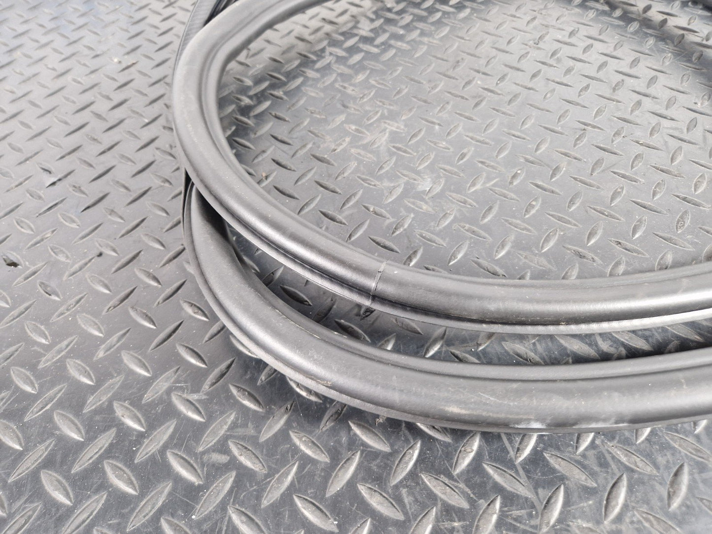 19-ON RANGE ROVER EVOQUE L551 GENUINE REAR LEFT N/S DOOR SEAL K8D2-253A10-AC