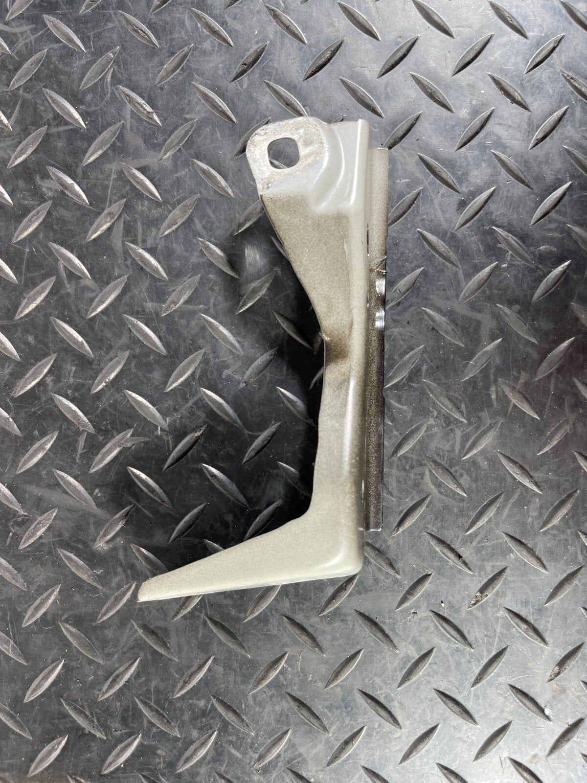 16-22 BMW X1 F48 GENUINE FRONT LEFT PASSENGER SIDE WING BRACKET 7392803