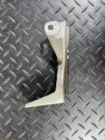 16-22 BMW X1 F48 GENUINE FRONT LEFT PASSENGER SIDE WING BRACKET 7392803