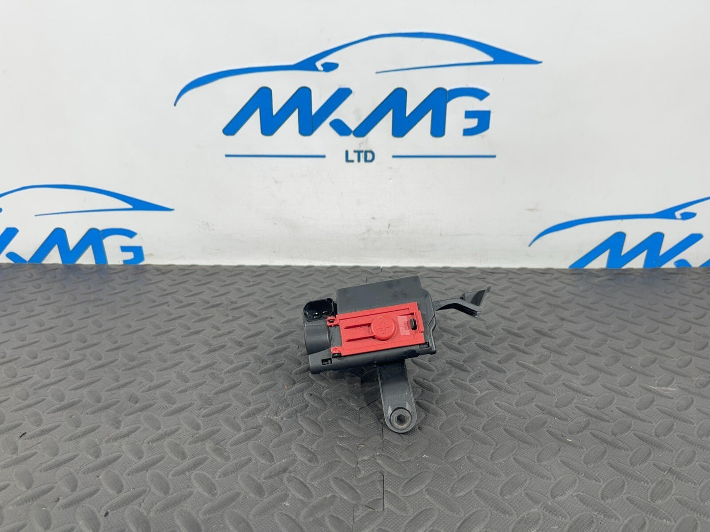 16-19 AUDI A4 B9 AVANT GENUINE POSITIVE BATTERY POWER DISTRIBUTION BOX CONNECTOR