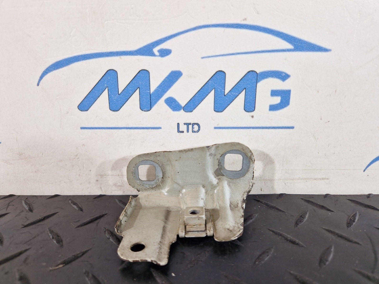 11-18 BMW 6 SERIES F13 LEFT N/S SIDE FENDER WING PANEL MOUNT BRACKET HOLDER