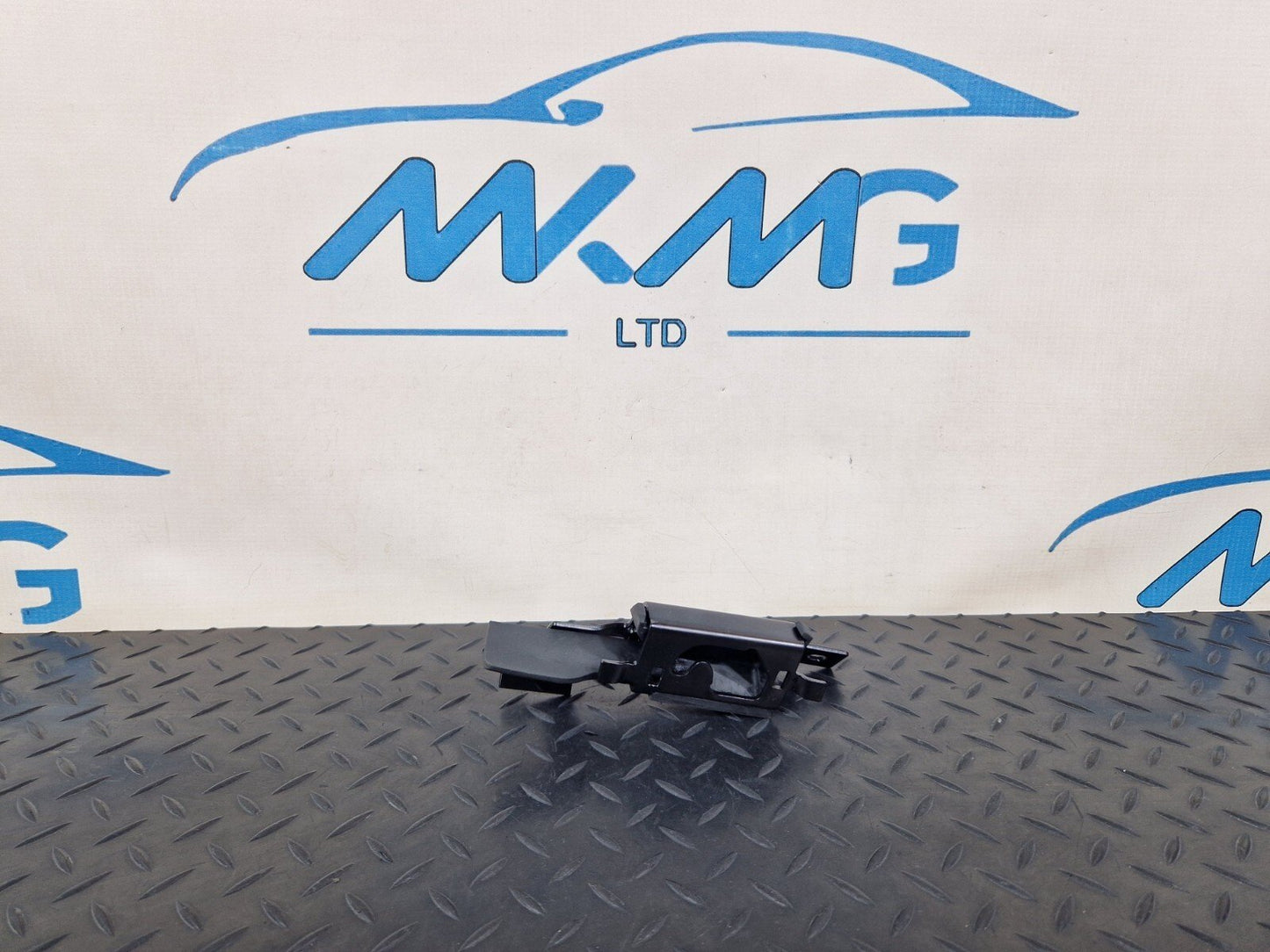 14-21 MERCEDES BENZ C220d W205 REAR RIGHT N/S LUGGAGE ROLLER BRACKET A2058605400