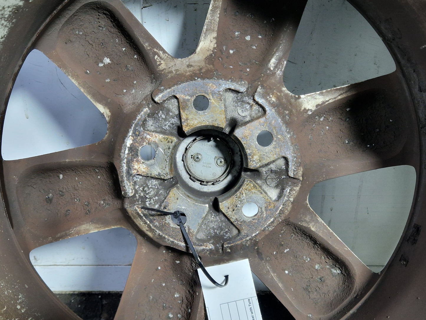 Nissan X-Trail MK2 (T31) 17" Alloy Wheel with Tyre 215/60/17 ~4mm