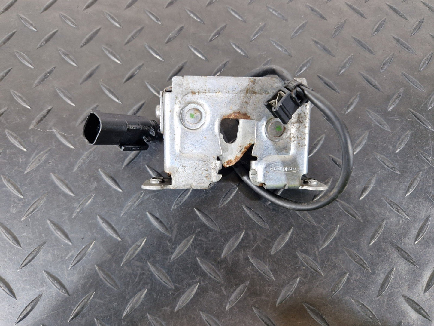10-13 BMW X5 E70 LCI GENUINE BONNET HOOD LOCK MECHANISM 7178753