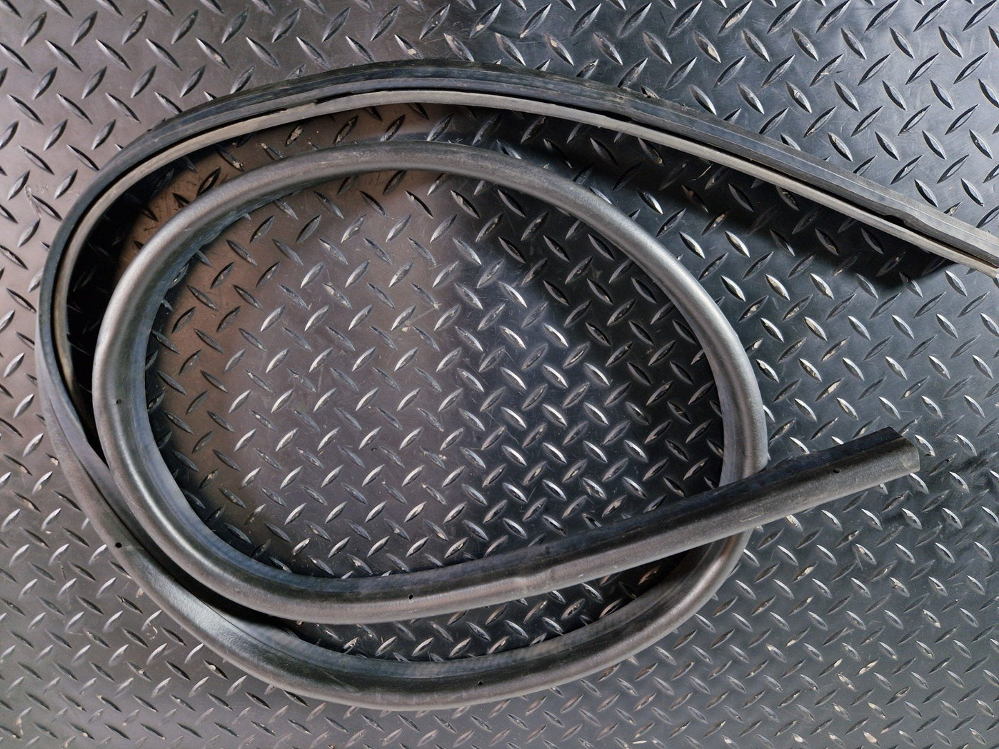 11-19 MERCEDES BENZ ML W166 GENUINE ENGINE BONNET HOOD GASKET SEAL