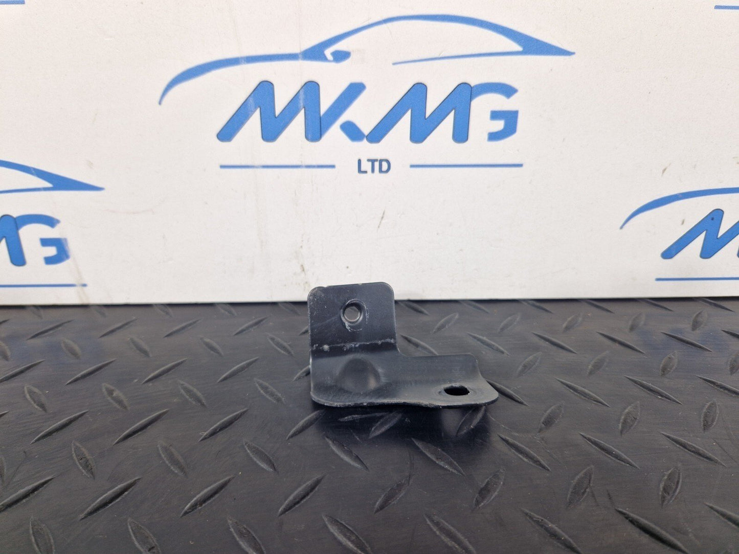 18-ON MERCEDES SPRINTER W907 W910 FRONT RIGHT WING HOLDER BRACKET A9108810800