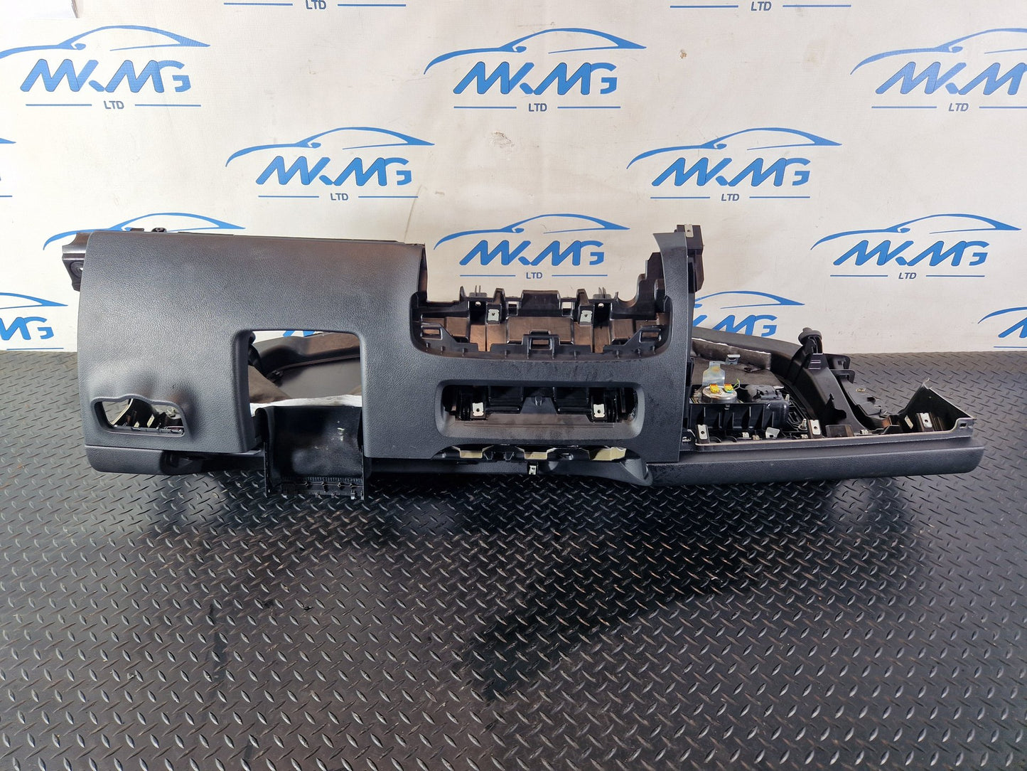 Mercedes-Benz B200d B-Class W247 complete dashboard with air bag