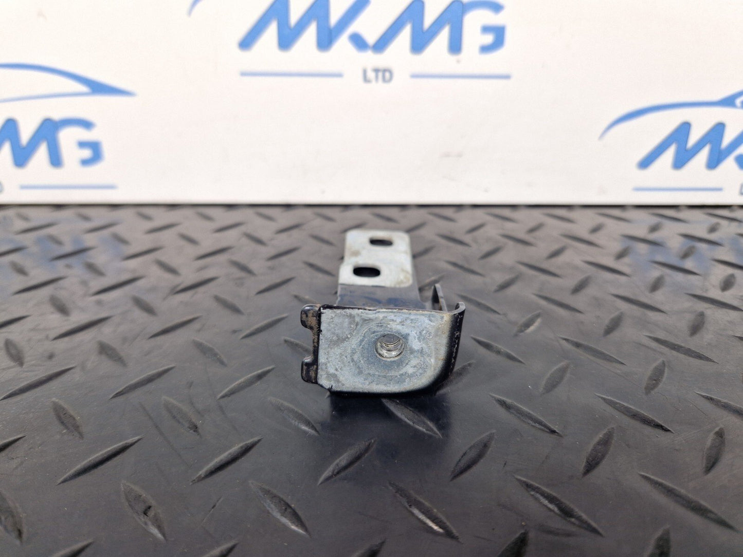 Audi A49 B9 Genuine Front Left N/S Passenger Wing Bracket 8W0821433B