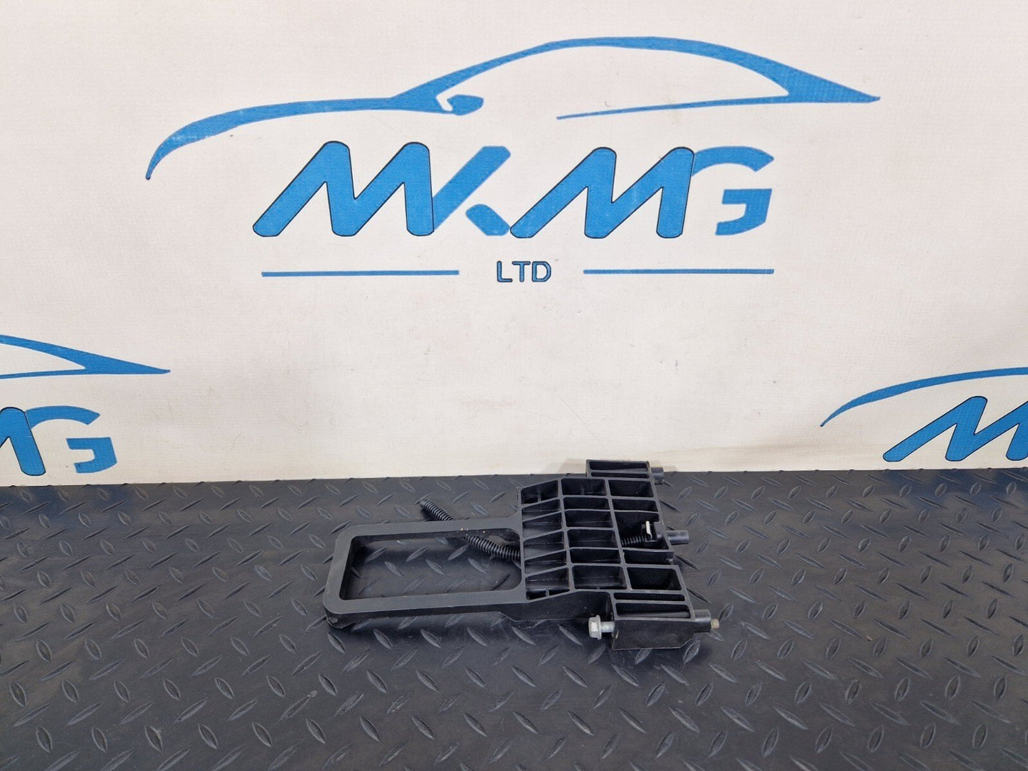 18-ON MERCEDES BENZ SPRINTER W907 OEM BATTERY HOLDER BRACKET A9065410400