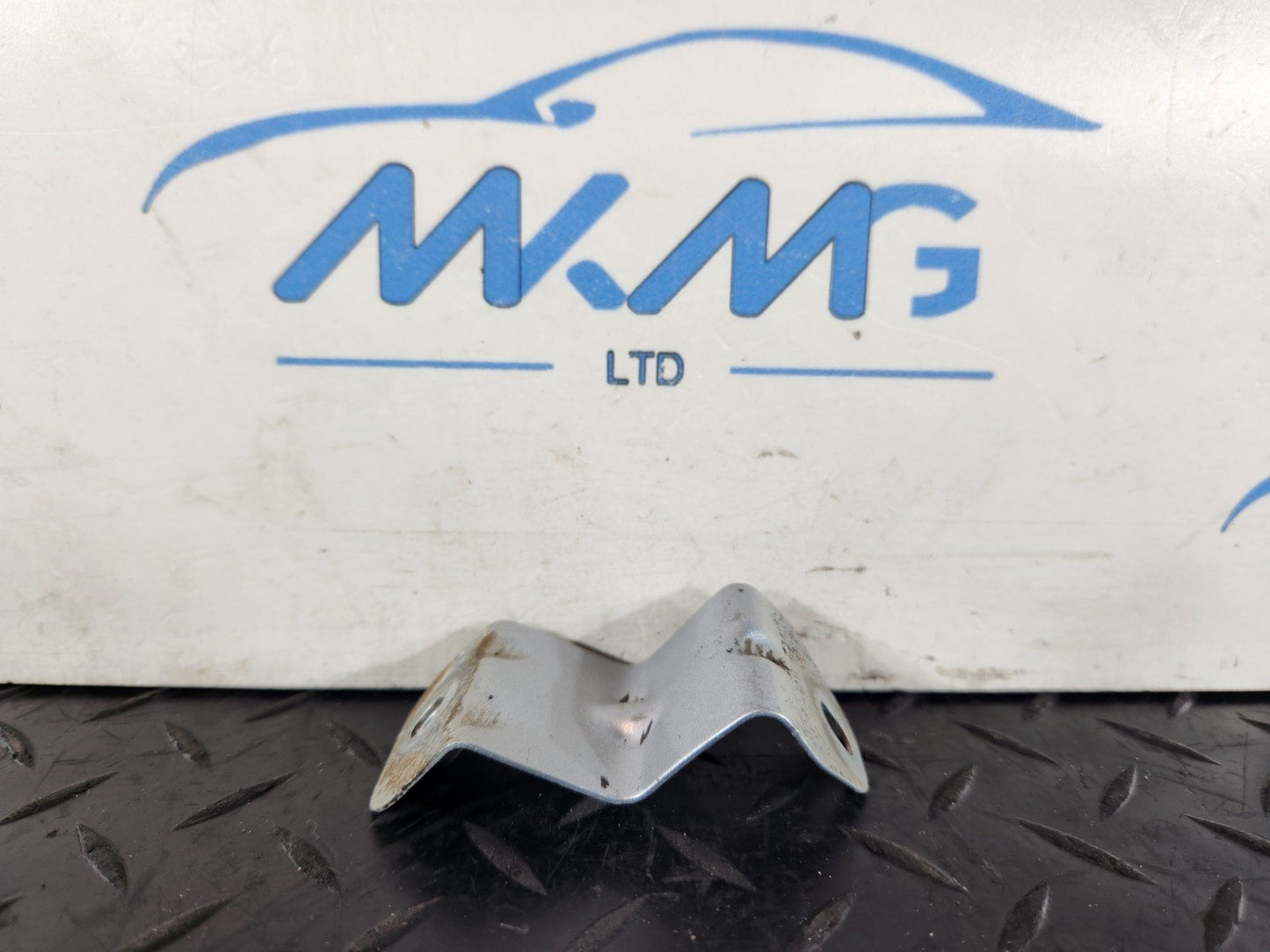 16-19 AUDI A4 B9 GENUINE FRONT WING BRACKET FITS LEFT & RIGHT 8W0821471