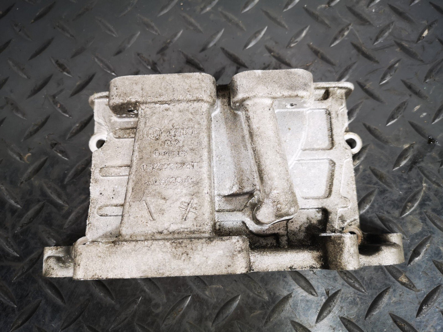 16-19 AUDI A4 B9 S-LINE GENUINE V6 3.0TDI CSW CYLINDER HEAD END PLATE 059109122T