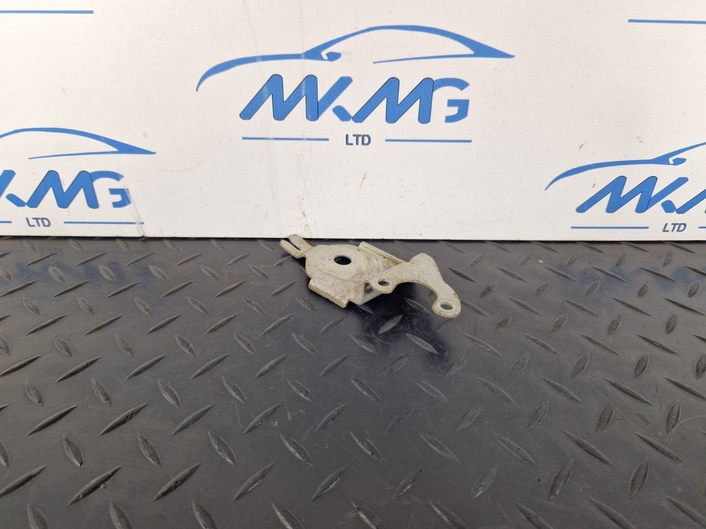 14-21 MERCEDES BENZ C300h W205 OEM HEADLIGHT LEVEL SENSOR BRACKET A2139053302