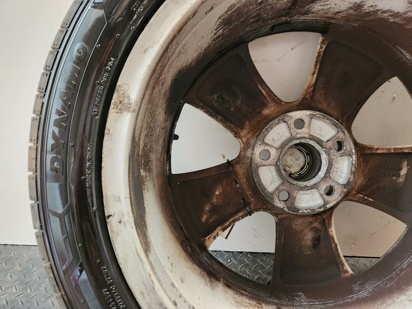 Skoda Yeti MK1 5L 17" Alloy Wheel with Tyre 225/45/17 ~4mm