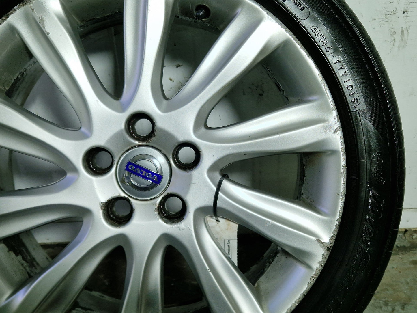 Volvo V40 MK3 (525) 17" Alloy Wheel with Tyre 205/50/17 31381857