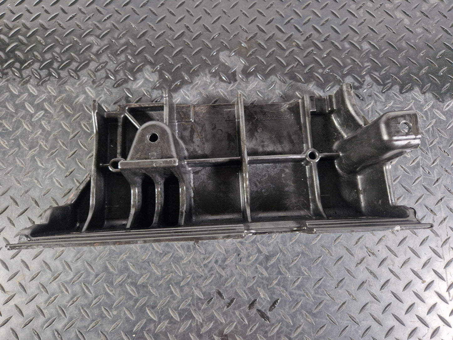 19-ON MERCEDES BENZ CLA C118 HIGH VOLTAGE CONNECTION COVER A1773410200