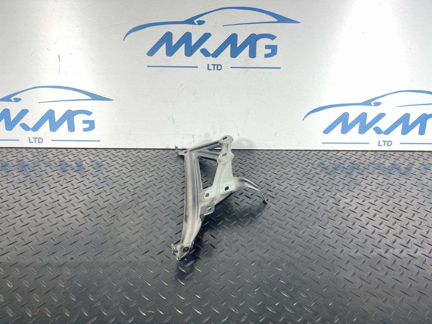 16-22 BMW X1 F48 GENUINE FRONT RIGHT DRIVER SIDE WING BRACKET 7329448