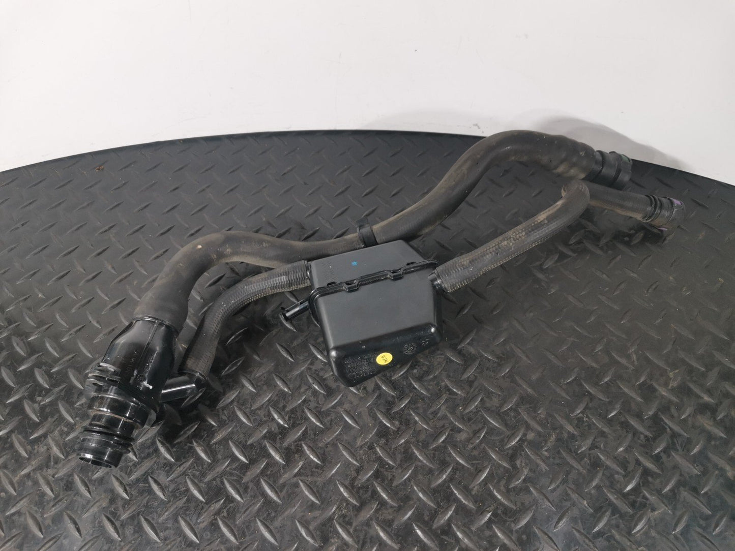 16-19 AUDI A4 B9 ESTATE GENUINE V6 3.0TDI ADBLUE TANK FILLING HOSES 8W0131963A