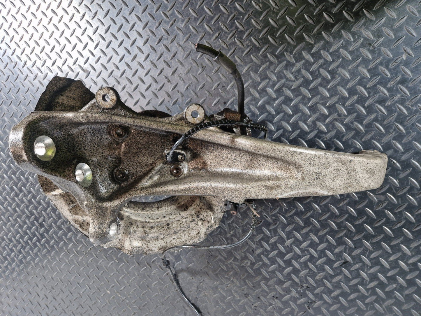 11-18 BMW 6 SERIES F13 FRONT LEFT N/S WHEEL CARRIER HUB 6775769