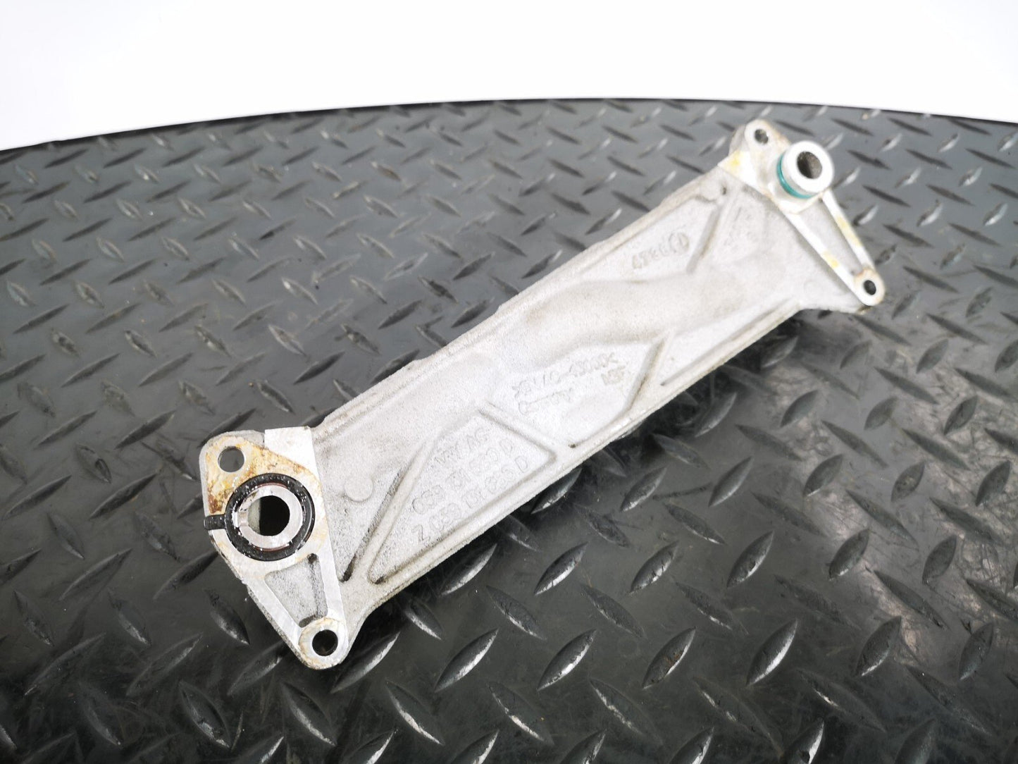 16-19 AUDI A4 B9 S-LINE GENUINE V6 3.0TDI CSW EGR COOLER BRACKET 059131680