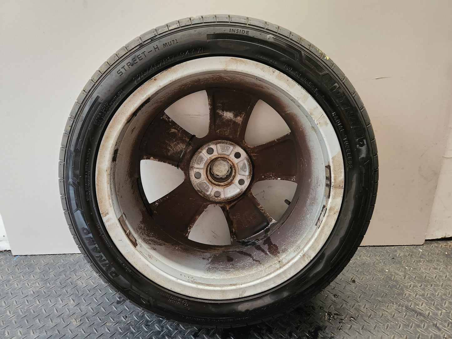 Skoda Yeti MK1 5L 17" Alloy Wheel with Tyre 225/45/17 ~5mm