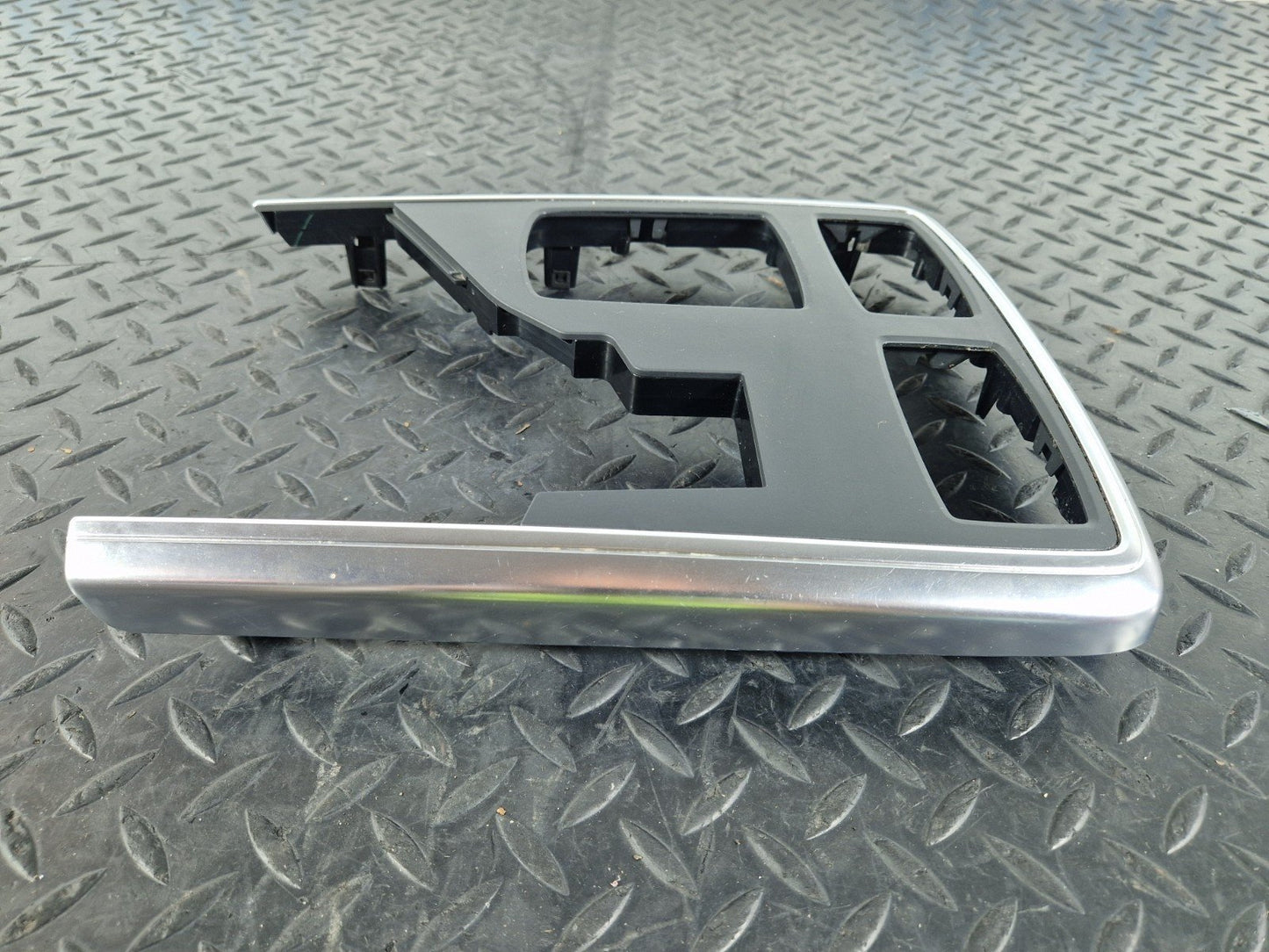 11-19 MERCEDES BENZ ML W166 GENUINE OEM CENTRE CONSOLE SURROUND TRIM A1666803017