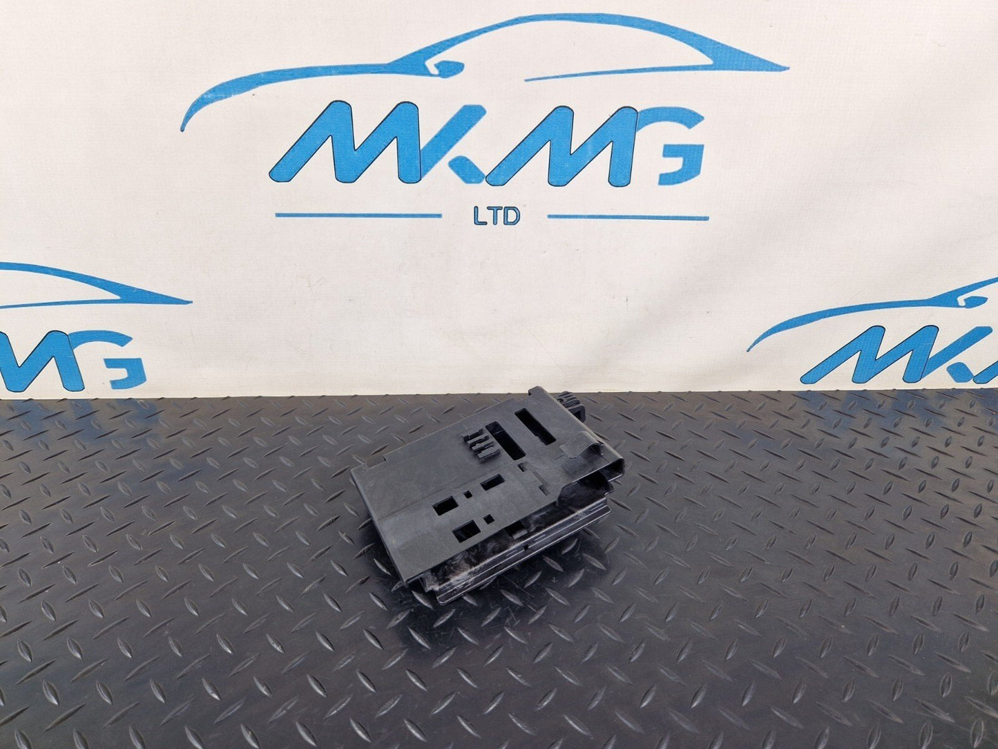 14-19 MERCEDES BENZ GLA X156 GEARBOX CONTROL MODULE BRACKET HOLDER A2465450500