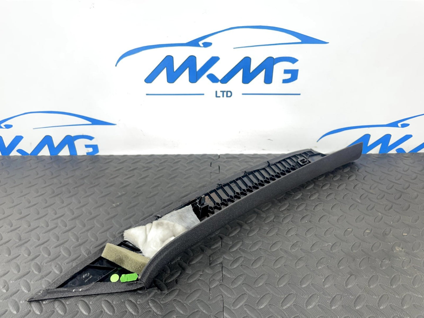 12-18 MERCEDES BENZ W176 PASSENGER SIDE A PILLAR COVER TRIM BLACK A1766900025