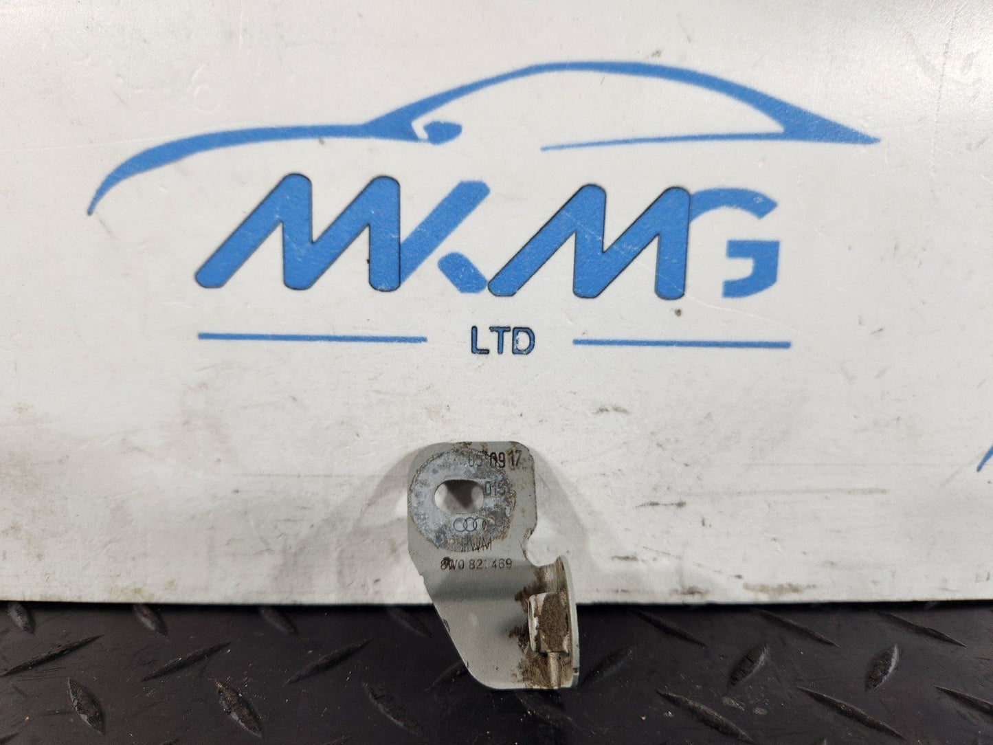 16-19 AUDI A4 B9 GENUINE FRONT LEFT PASSENGER SIDE WING BRACKET 8W0821469
