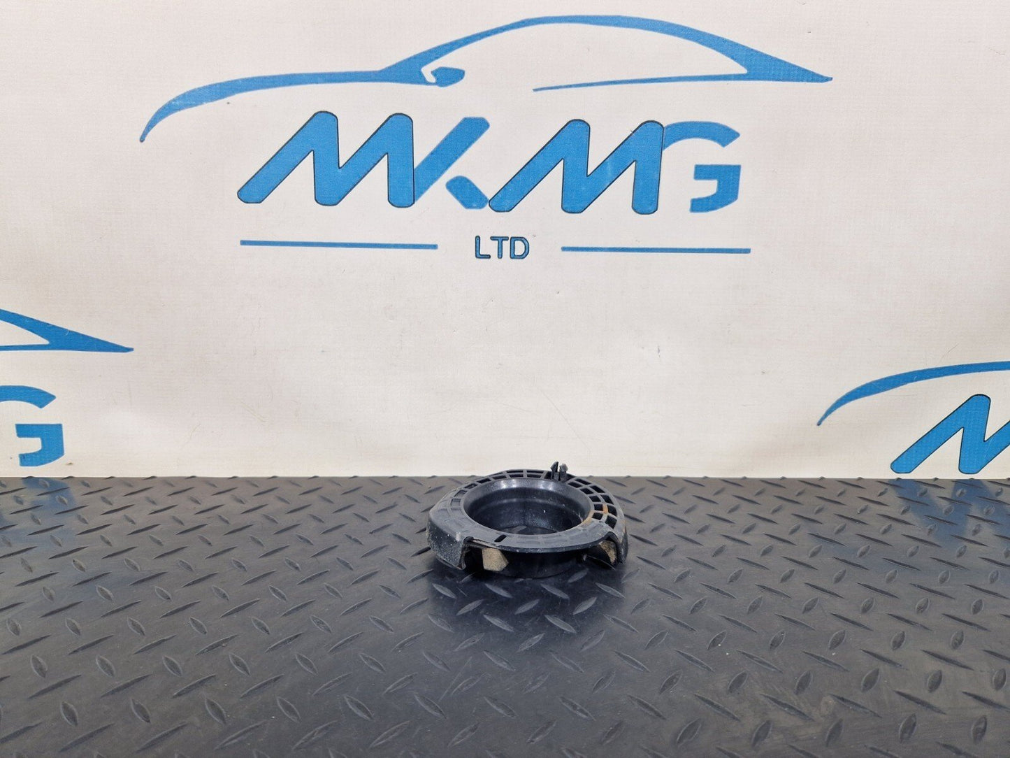 14-21 MERCEDES BENZ C200d W205 REAR COIL SPRING BOTTOM RUBBER MOUNT A2053240184