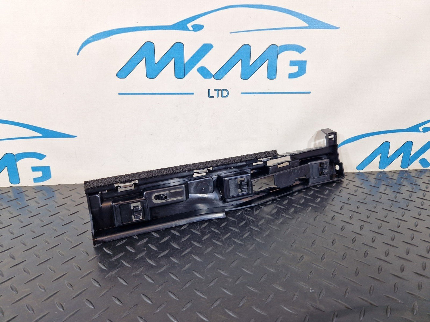 16-22 BMW X1 F48 GENUINE REAR RIGHT SIDE SIDESKIRT HOLDER 7332334