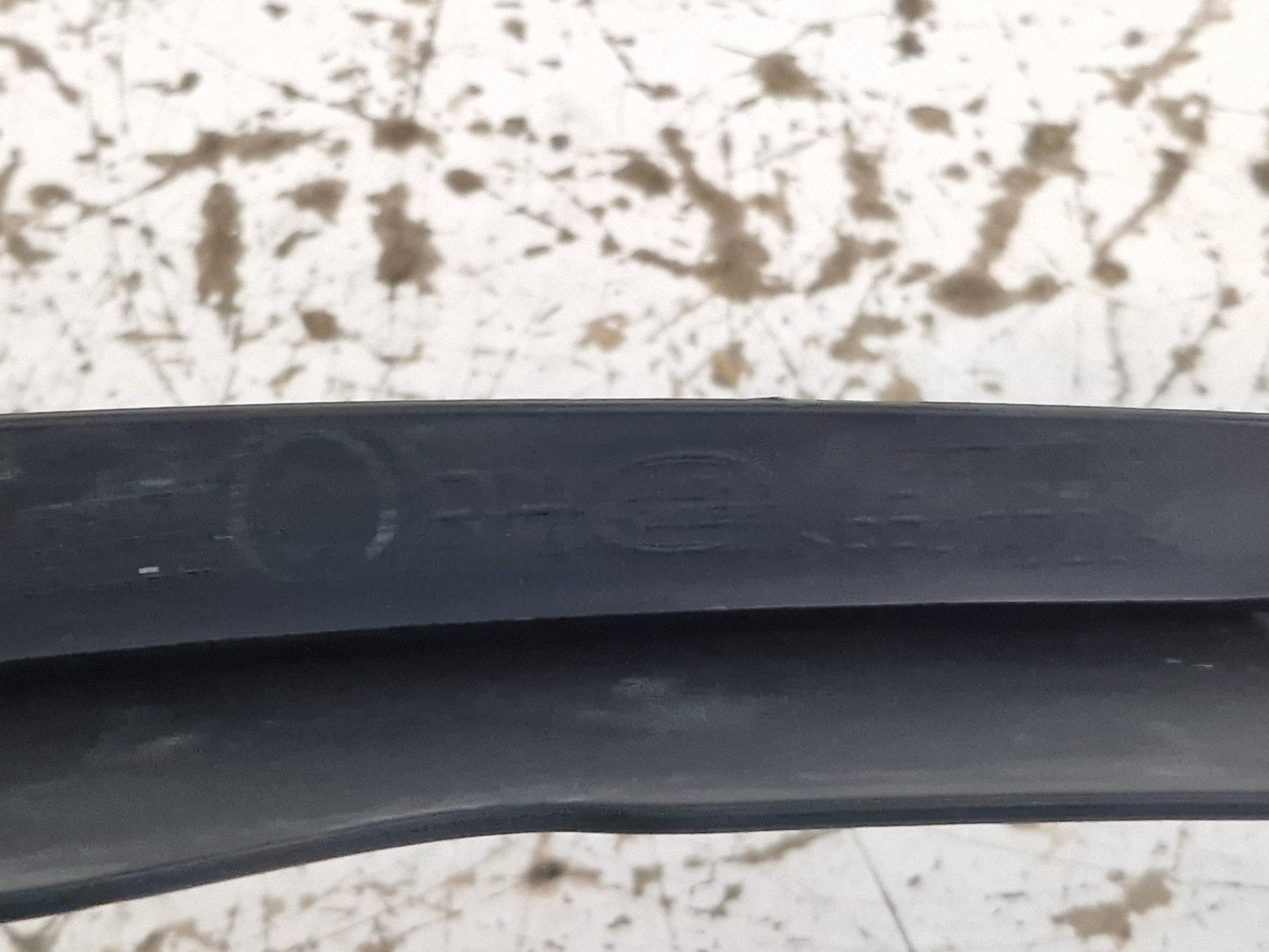 17-ON LAND ROVER DISCOVERY L462 RIGHT O/S/F BONNET WIPER TRIM HY32-16N740-A