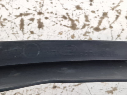 17-ON LAND ROVER DISCOVERY L462 RIGHT O/S/F BONNET WIPER TRIM HY32-16N740-A