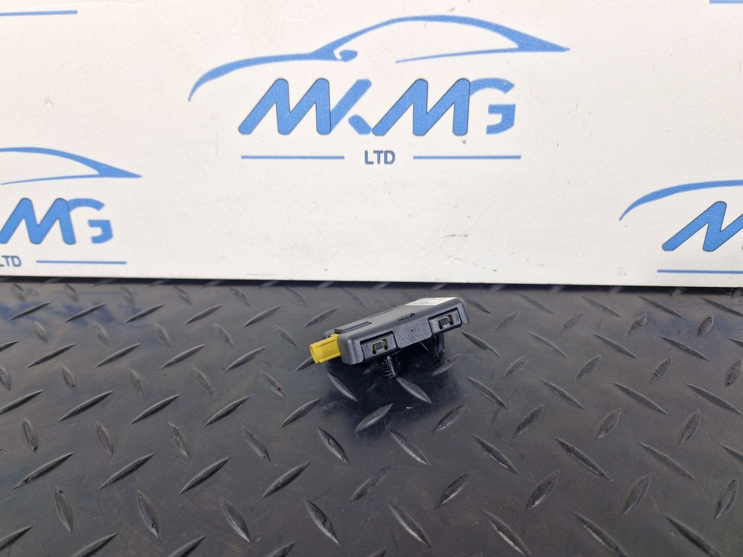 19-ON MERCEDES BENZ B CLASS W247 WLAN ANTENNA  A2479052602