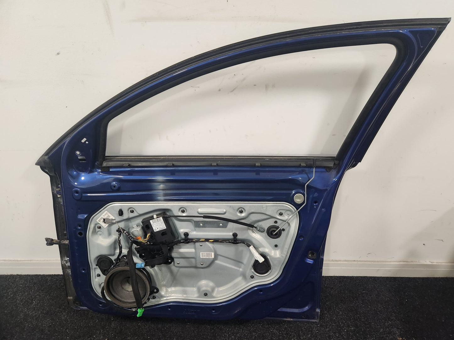 Volvo V50 MK2 FL (MW) Estate Front Right Complete Door in Brilliant Blue Pearl