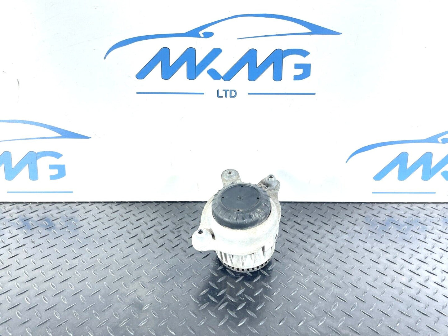 14-21 MERCEDES BENZ C350e W205 ENGINE SUPPORT MOUNT BRACKET RIGHT A2052400300