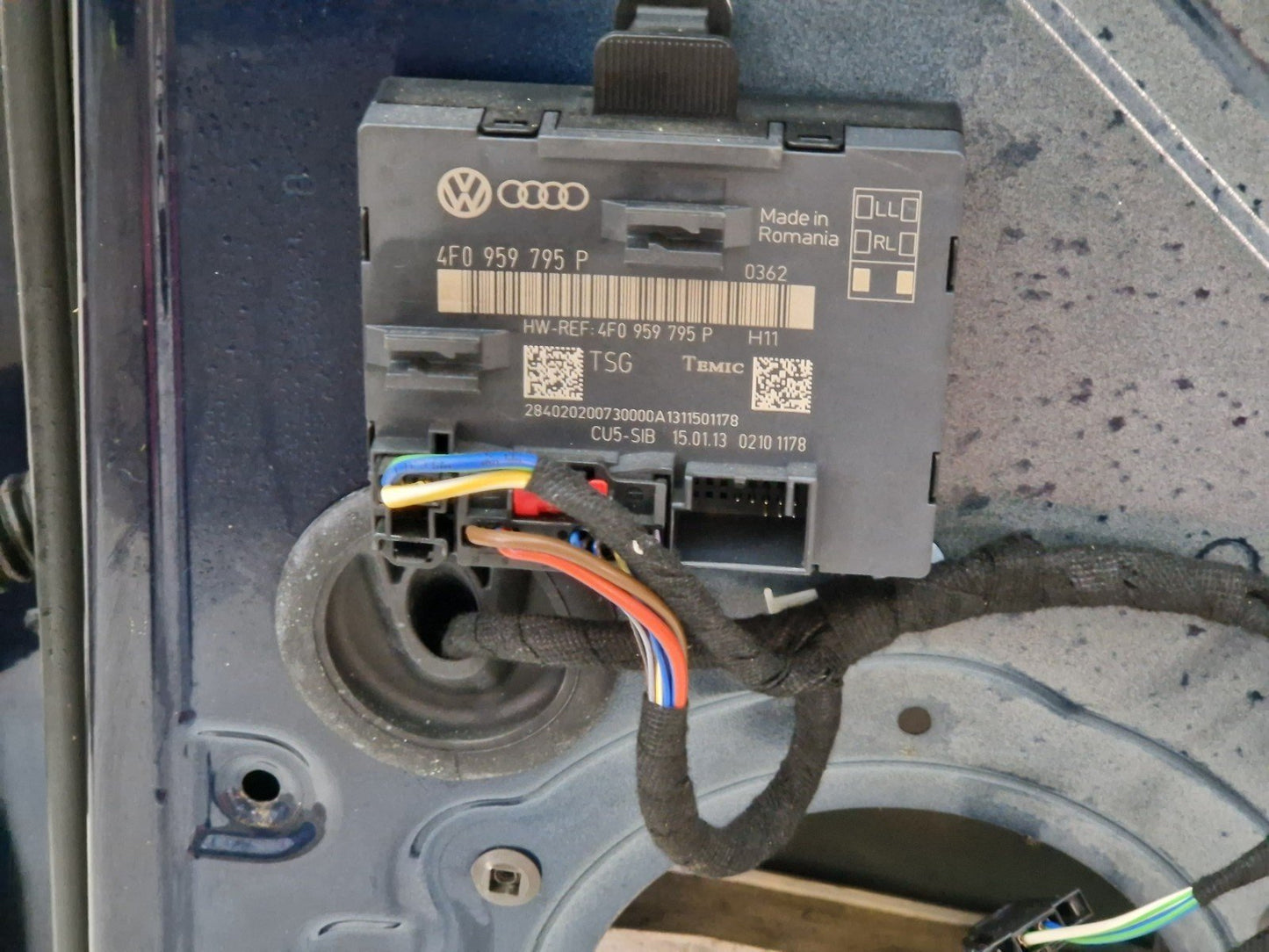 10-15 AUDI Q7 4L GENUINE REAR RIGHT DRIVER O/S/R COMPLETE DOOR IN BLUE (DAMAGED)