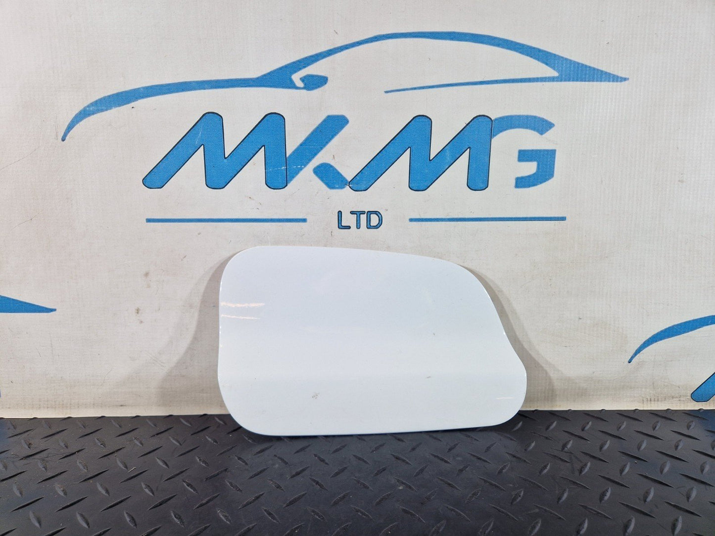 11-18 BMW 6 SERIES F13 FUEL FILLER FLAP LID COVER IN WHITE