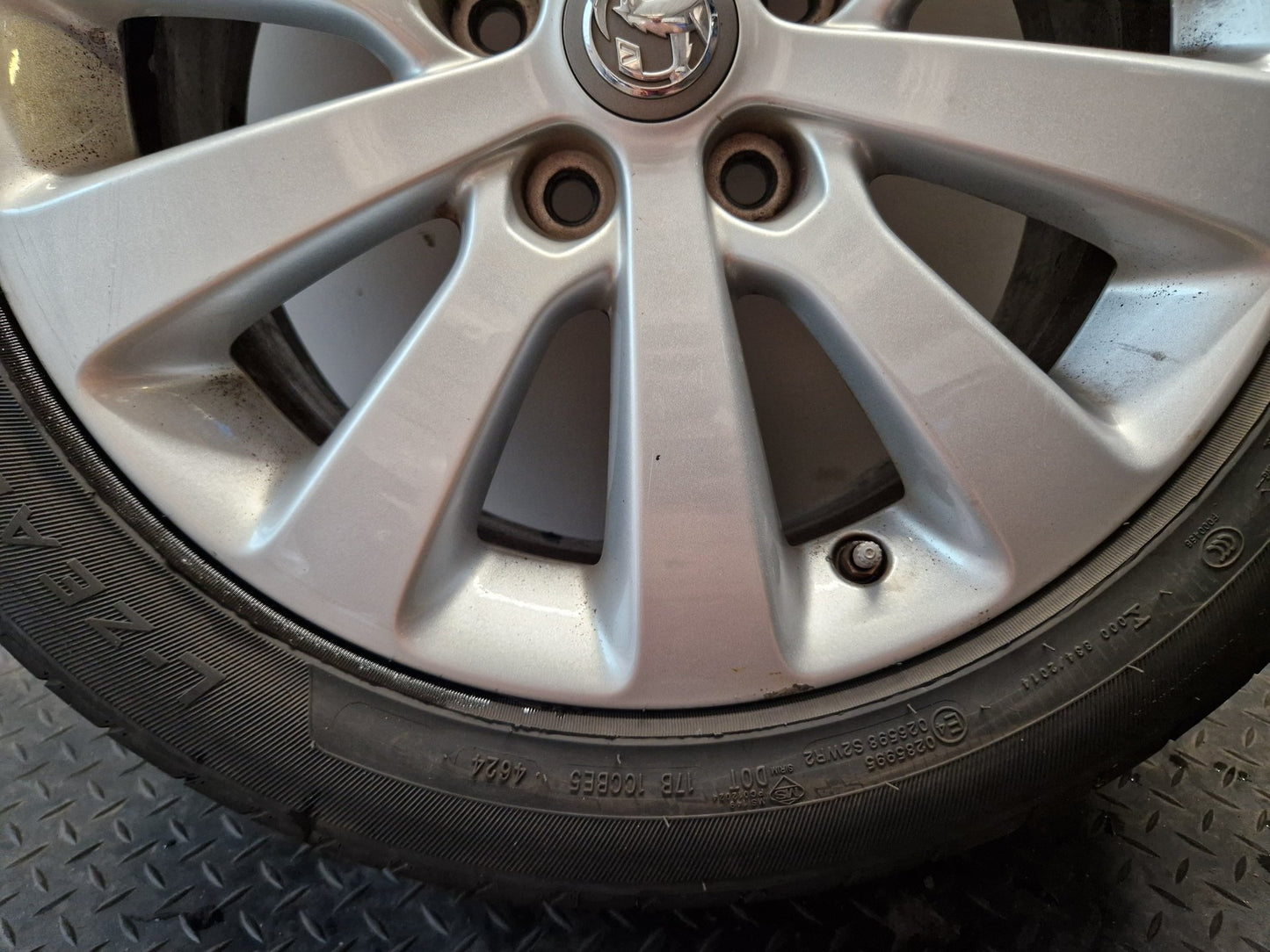 Vauxhall Zafira MK3 (C) (A3470) 17" Alloy Wheel with Tyre 225/50/17 ~6mm