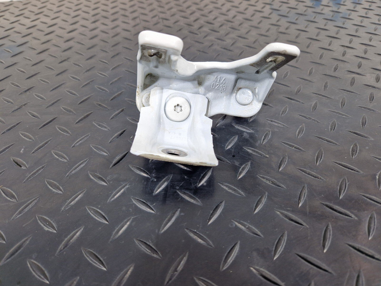 12-18 BMW 3 SERIES F30 F31 LCI REAR BOOT HINGE BRACKET MOUNT 7270077