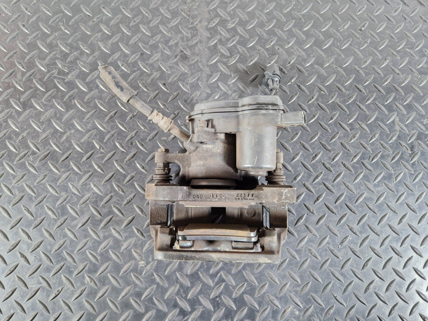 10-17 AUDI A8 4H REAR RIGHT O/S BRAKE CALIPER HOUSING & MOTOR UNIT 4H0615404