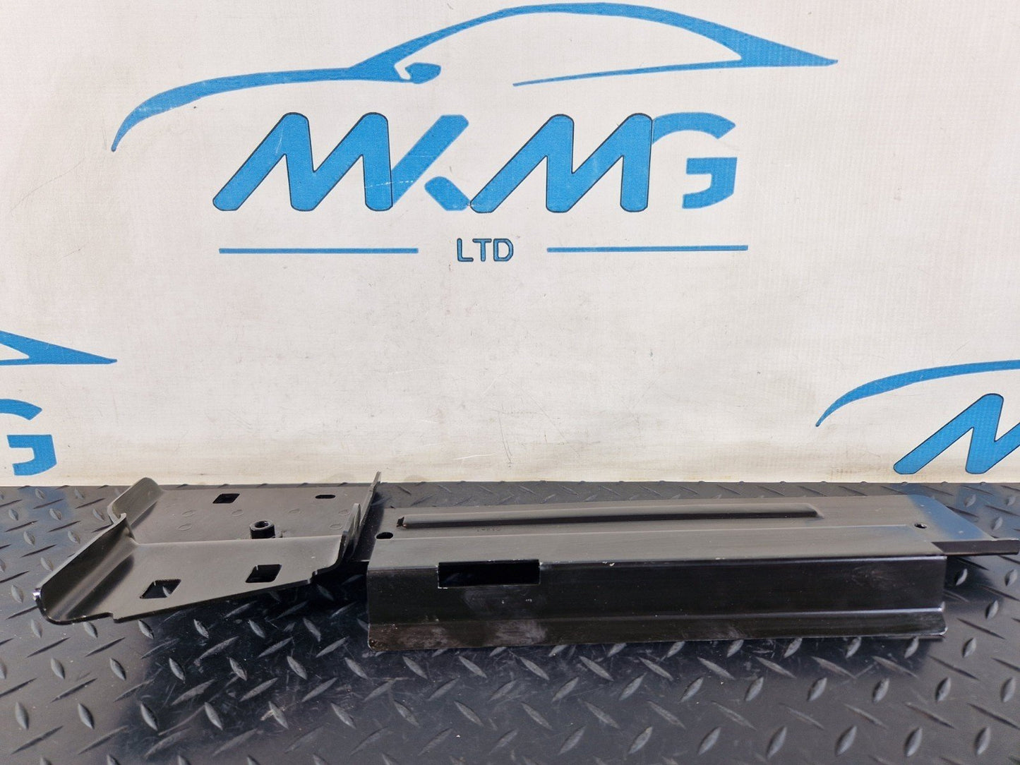 16-19 MERCEDES BENZ GLE W166 REAR RIGHT FLOOR MOUNTING BRACKET A1666804031