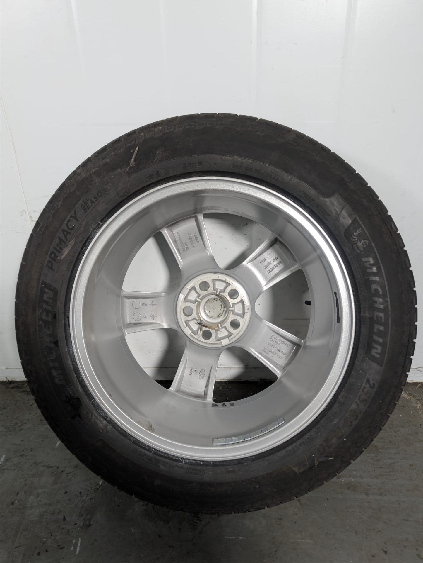 Land Rover Defender L663 OEM 20" Alloy Wheel with Tyre 7mm 255/60/20 L8B21007GB