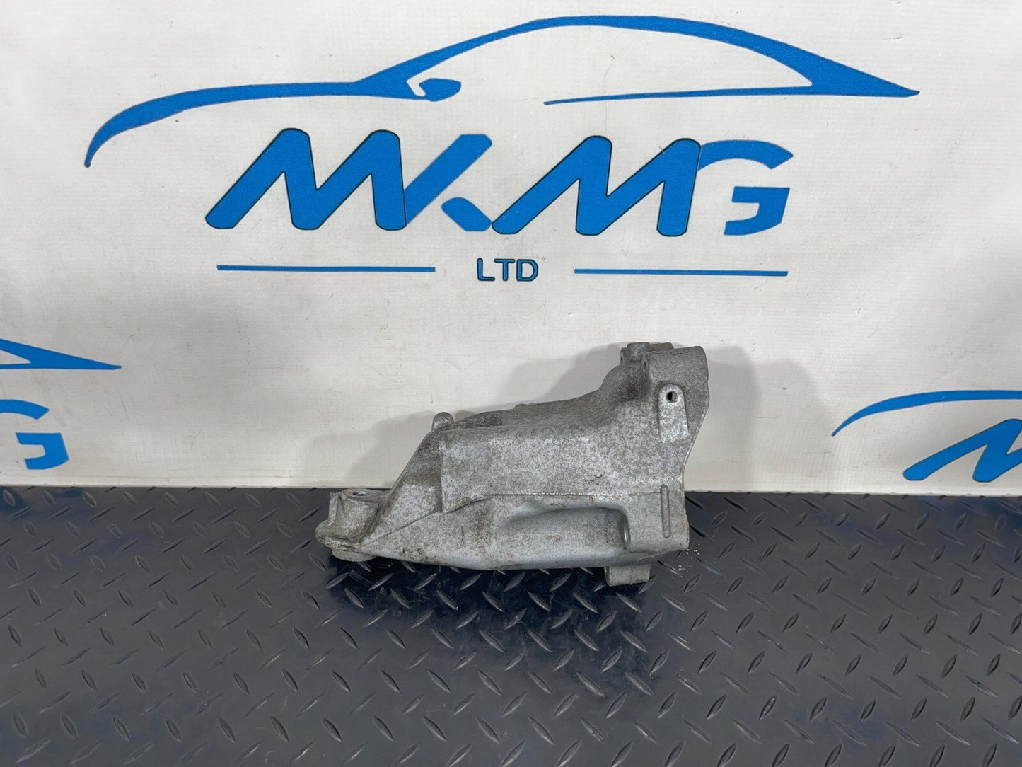 14-21 MERCEDES BENZ C300h W205 ENGINE SUPPORT MOUNT BRACKET RIGHT A6512234304